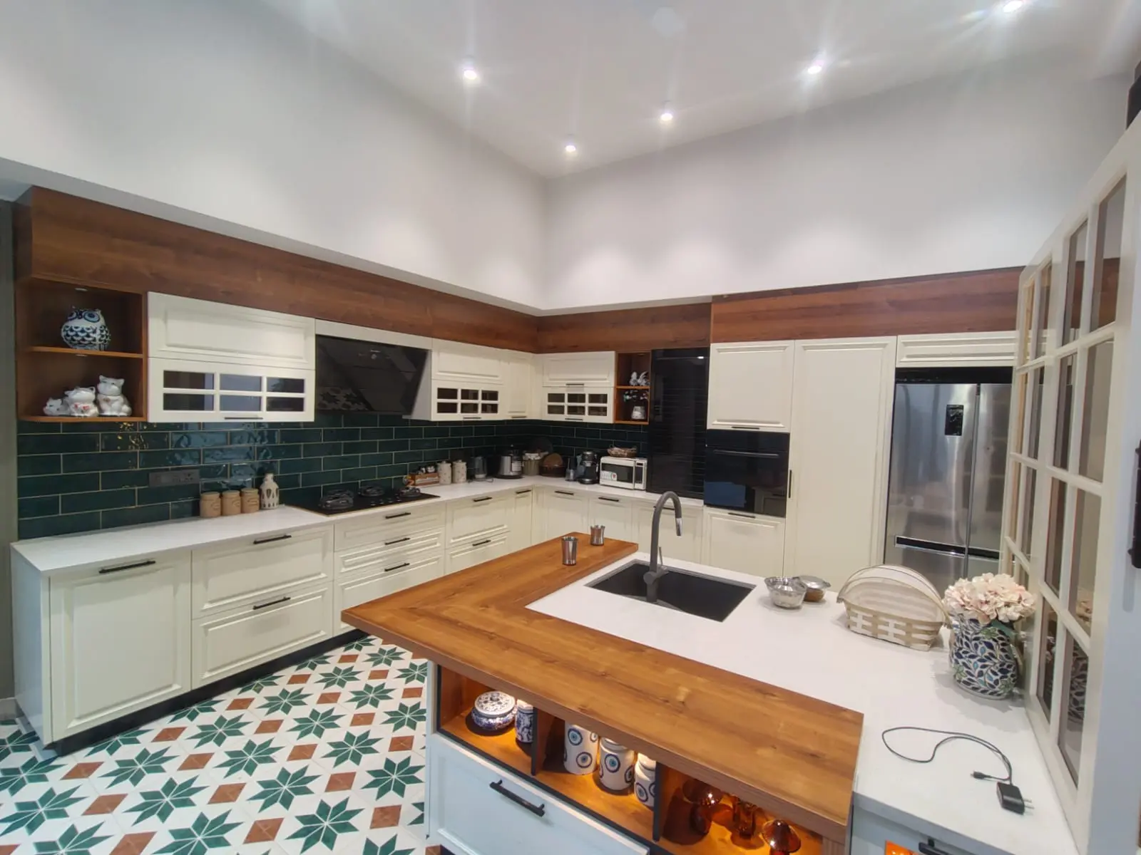Modern modular kitchen manufactured by Carol InDecor